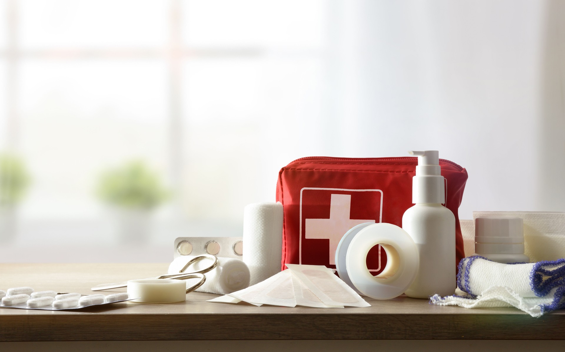 Kit de base à domicile pour les remèdes dans les accidents domestiques sur la table